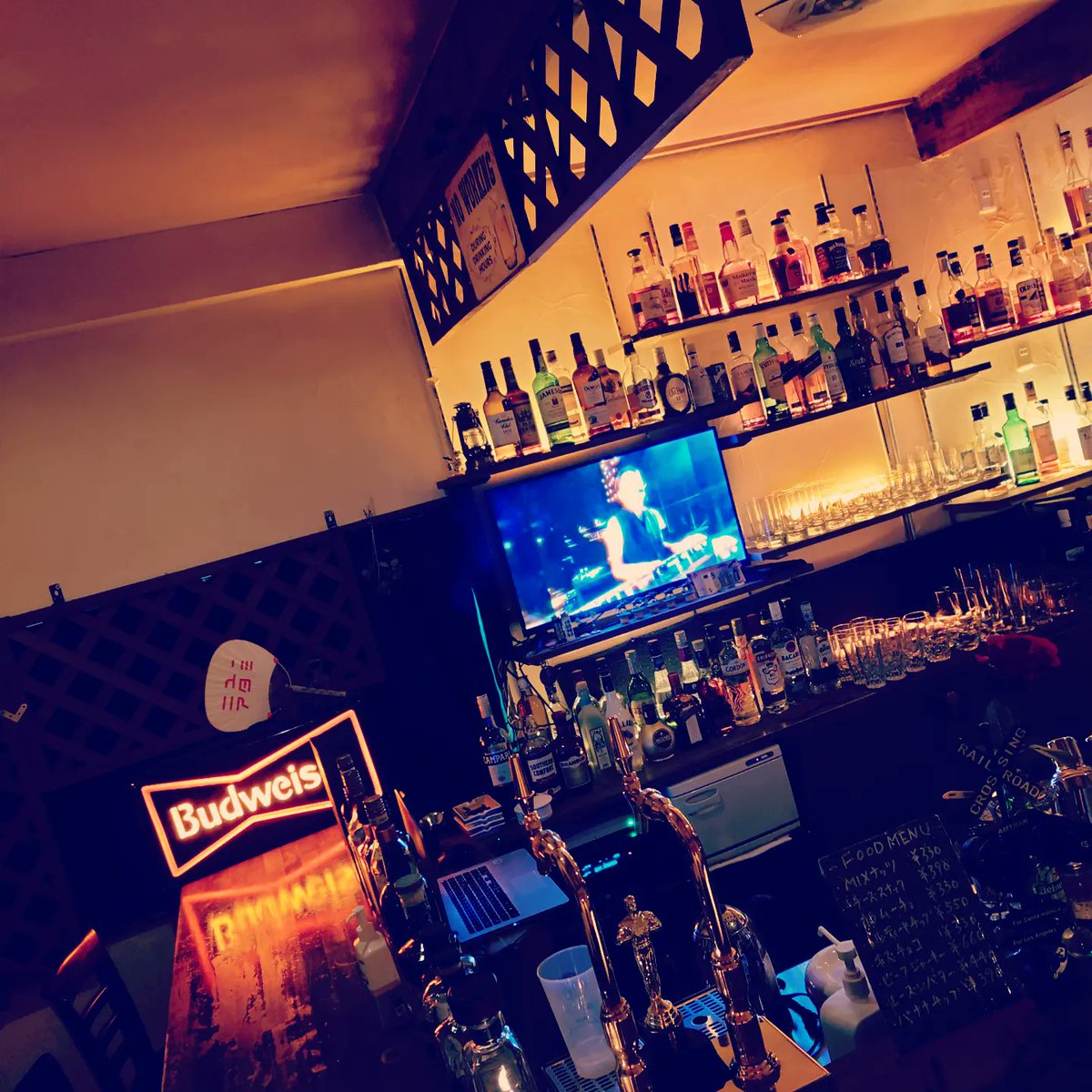 takemi8888's tweet photo. こんばんは。「SHOT BAR one's own」です。
.
熱も下がり体調もいけそうなので本日29日いつも通り21時より営業させていただきます。
.
そして明日30日は諸用によりOPEN遅れて22:00〜22:30になりますのでご了承の程宜しくお願い致します。
.
今週は大変不規則な営業になり申し訳ありませんでした！ https://t.co/W8JfxC10Fk