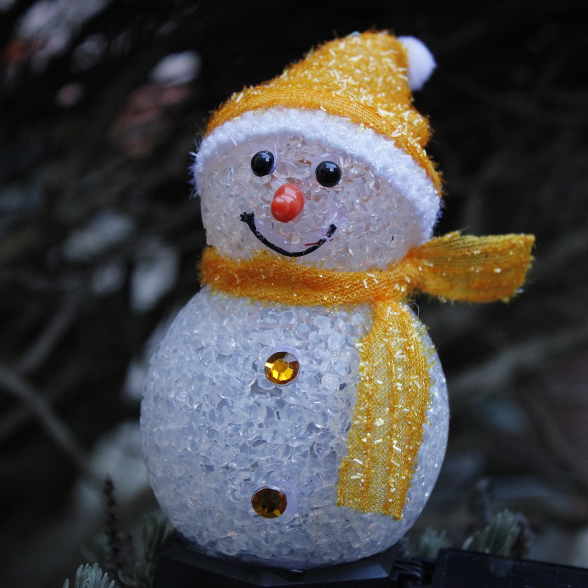Whatadapperchap's tweet image. I bought a set of 4 snowman lights, for outside, a few years ago. Sadly, 3 of them have now passed away &amp;amp; have gone to the electrical gods in the sky. On a brighter note, one remains &amp;amp; is in good health! I think he misses his brothers, though.