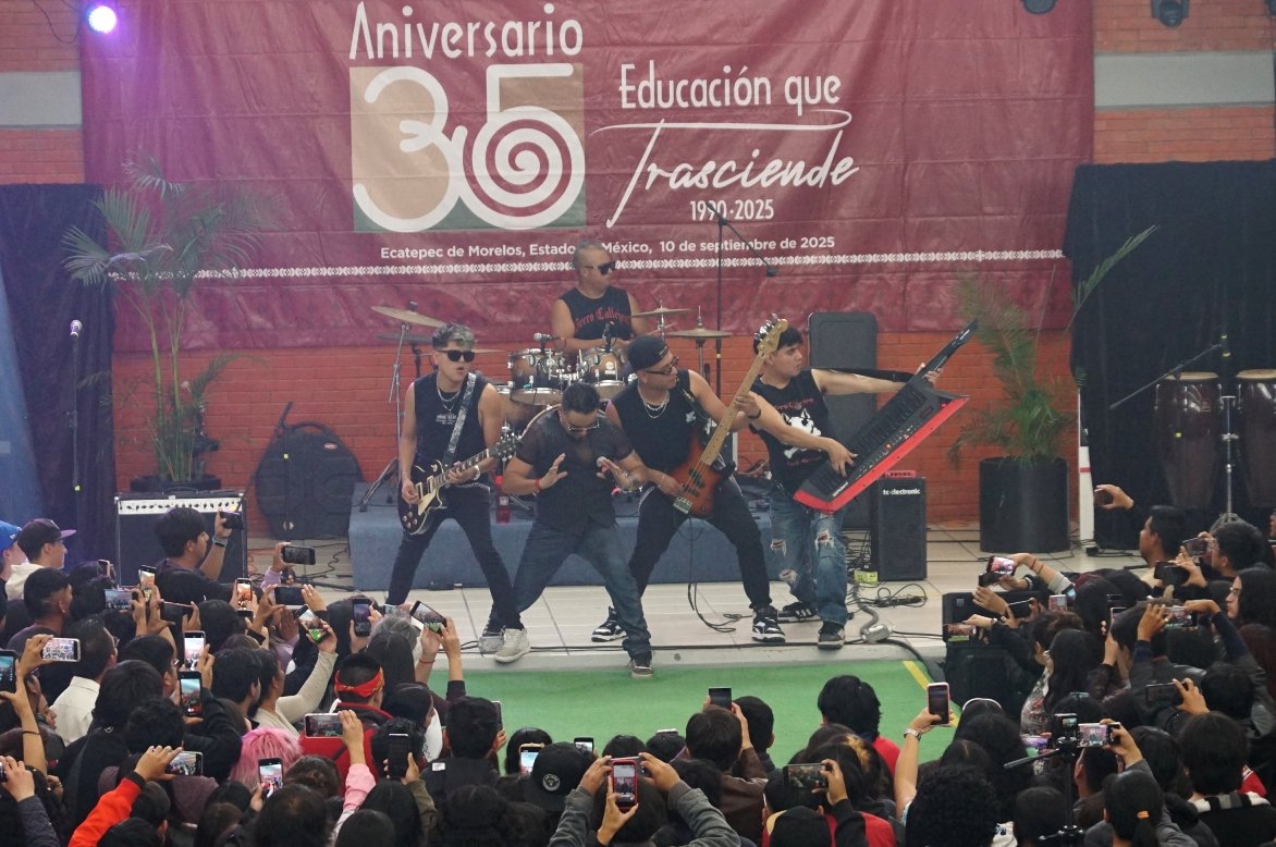 TESEeducativo's tweet image. Con un Gran Concierto Concluye la 25a Semana de la Música del TESE

Un cierre espectacular, se vivió este viernes 28 de noviembre durante el último día de la 25a Semana de la Música del Tecnológico de Estudios Superiores de Ecatepec (TESE)