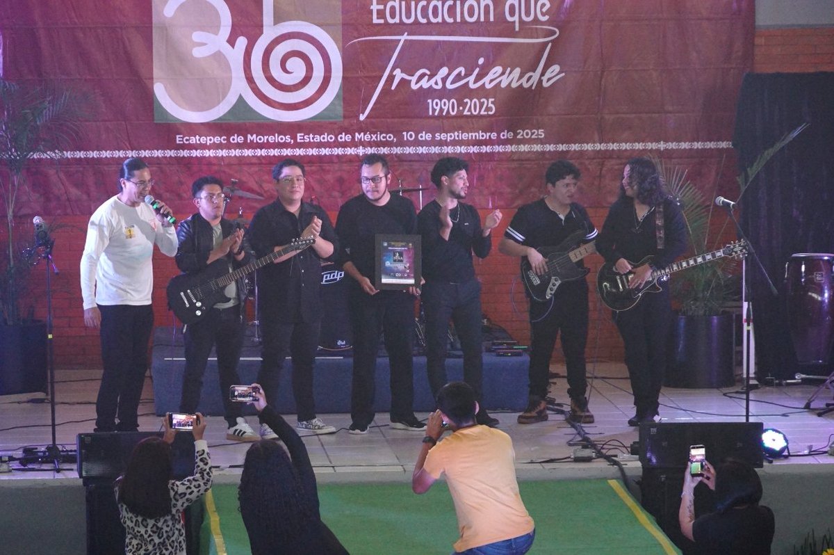 TESEeducativo's tweet image. Con un Gran Concierto Concluye la 25a Semana de la Música del TESE

Un cierre espectacular, se vivió este viernes 28 de noviembre durante el último día de la 25a Semana de la Música del Tecnológico de Estudios Superiores de Ecatepec (TESE)