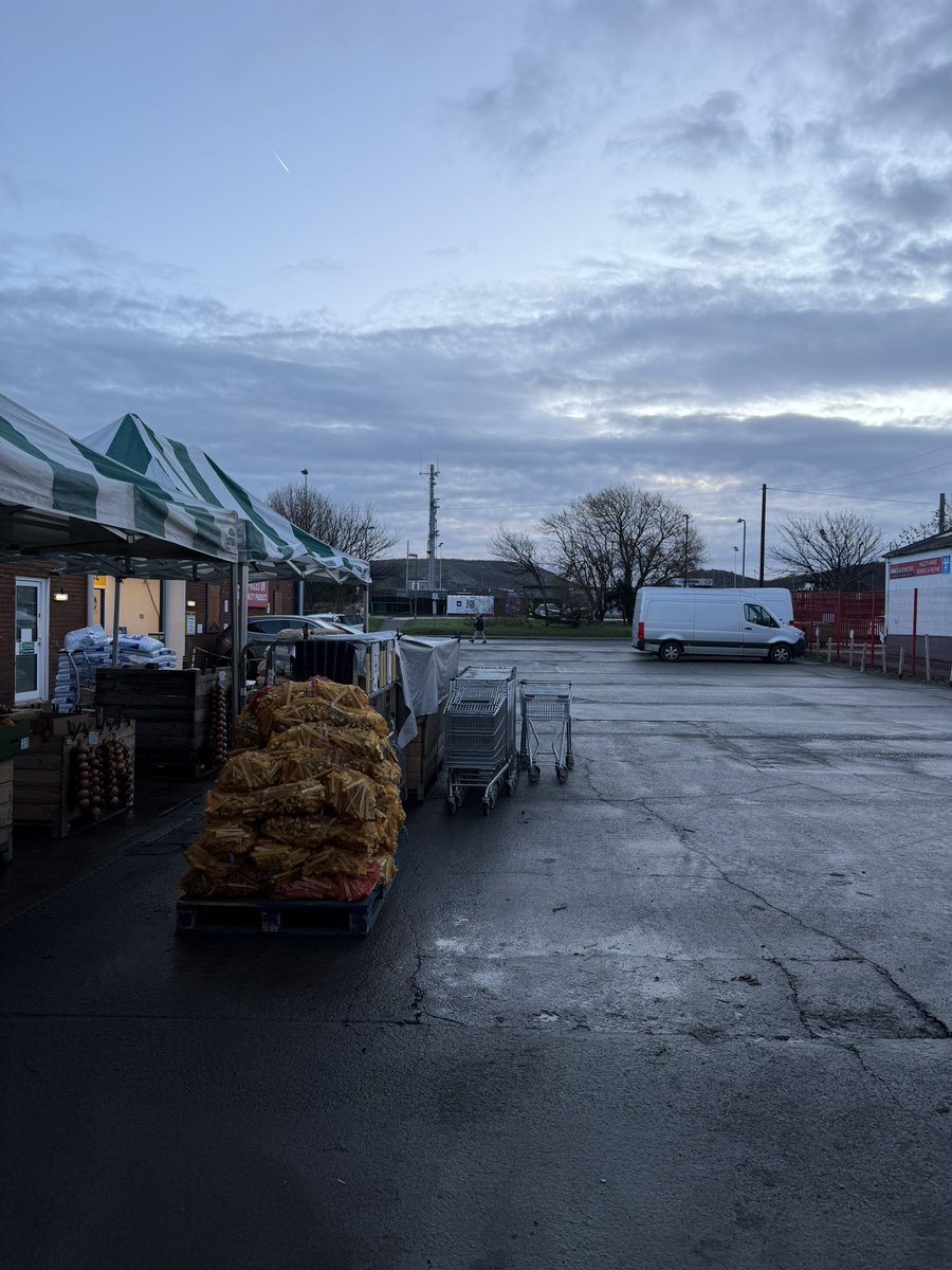 TatwsTrading's tweet photo. Llandudno ready to go πͺπͺπͺπͺπͺπͺ#greengrocers #ShopLocal https://t.co/XtlFHrIDO3
