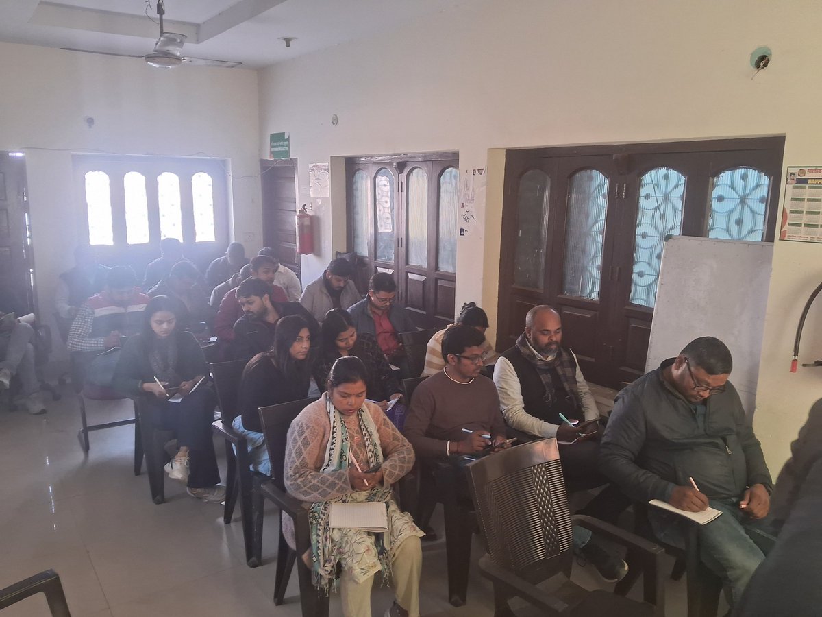 VaranasiDo's tweet photo. आज 29.11.2025 को मंडल कार्यालय वाराणसी में राजभाषा हिंदी कार्यशाला का आयोजन किया गया। कार्यशाला में श्री राजेन्द्र प्रसाद वर्मा, हिं. शि. यो., मुंबई द्वारा अनुवादनी एवं AI टूल्स पर व्याख्यान दि��ा गया। @FCI_India @FCI_NorthZone @FciLko https://t.co/XyJX5qjmkL