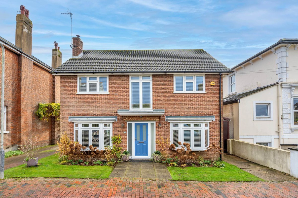 NEW LISTING IN TUNBRIDGE WELLS! GUIDE PRICE £700k: Double fronted 4-bedroom house with garage in sought after location
flyingfishproperties.co.uk/property-for-s…
.
.
.
#tunbridgewells #tonbridge #bidborough #southborough #penshurst #speldhurst #home #hildenborough #property #rusthall #langtongreen
