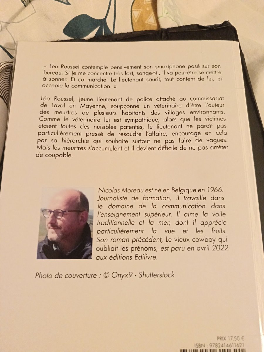 Celine_0926's tweet image. #romanpolicier La chorale des vautours de Nicolas Moreau. J&apos;ai adoré. Des morts et de l&apos;humour. Agatha Christie et Fred Vargas n&apos;ont qu&apos;à bien se tenir 🙂. Et ça se passe en #Mayenne 👍 #lecture #samediconseil