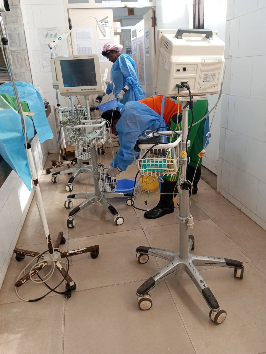 Kuri uyu wa gatandatu, Abakozi b'Ibitaro bya Kigeme bazindukiye gikorwa cy'umuganda usoza ukwezi k'Ugushyingo 2025. Hibanzwe ku bikorwa byo gusukura mu Buryo bwimbitse  ibyumba by'abarwayi (General Cleaning) habaho koza inkuta no gusukura ibikoresho by'ubuvuzi.