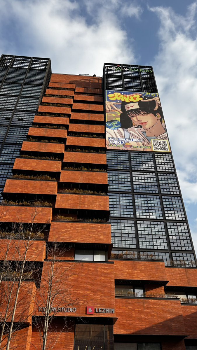 이전에 한국 여행 갔을 때 귀여운 아이돌을 만났어요💖🌃🎨🍑

#레진프로젝트그룹 #스파클즈 #2026레진시그 #LEZHIN_PROJECT_GROUP #SPAKLZ