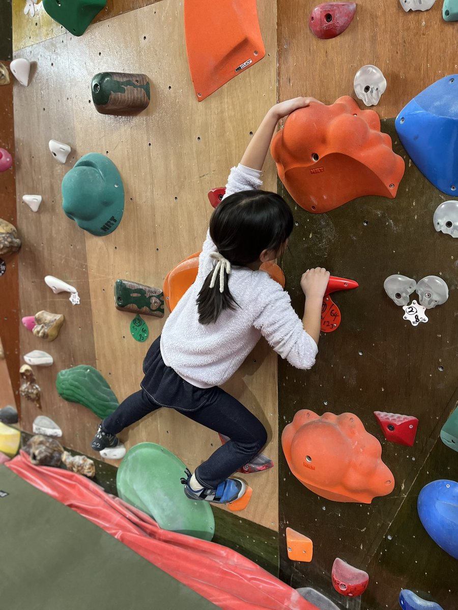 VolnyClimbing's tweet photo. VOLNY相模原ではキッズスクール体験受付中！
全部で80本あるキッズ&amp;初心者課題に加え、慣れてきたら様々な傾斜のまぶし壁にも挑戦していきます！

スクール体験はこちらから↓
https://t.co/MVfJqVhTuF

#ボルダリング #習い事 #お出かけ #町田 #八王子 #神奈川 #相模大野 #クライミング https://t.co/ZuMISfM5Yc