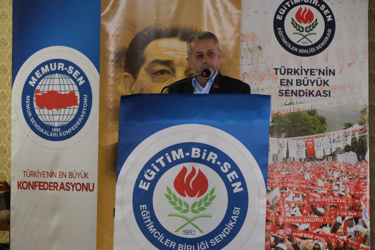 ibrahimcoskun63's tweet photo. Mardin’de düzenlediğimiz teşkilat eğitim programında Cihannüma Genel Başkanı Selim Cerrah ve Mardin Cihannüma Mardin İl Temsilcisi İmran Tekin ve yönetim kurulu üyesi Doç.Dr.Kamuran Gökdağ'ı ağırladık.

Hocamız, medeniyet bilincinin ruhumuzu nasıl beslediğini, teşkilat olmanın ise sadece birlikte çalışmak değil; aynı yürekle aynı istikamete yürümek olduğunu bize derinden hissettirdi.

Köklerimize yaslanmanın, değerlerimizi yaşatmanın ve bu davayı omuz omuza taşımanın ne kadar kıymetli olduğunu bir kez daha idrak ettik.
Sözleriyle içimizde hem bir sakinlik hem de güçlü bir heyecan bıraktı.

Bu anlamlı dokunuş için Selim Cerrah hocamıza gönülden teşekkür ediyor, aynı ruhla yolumuza daha kararlı adımlarla devam ediyoruz.
@_aliyalcin_ @ebs1sanliurfa
#EğitimBirSen #Şanlıurfa #Mardin #MedeniyetBilinci #TeşkilatBilinci