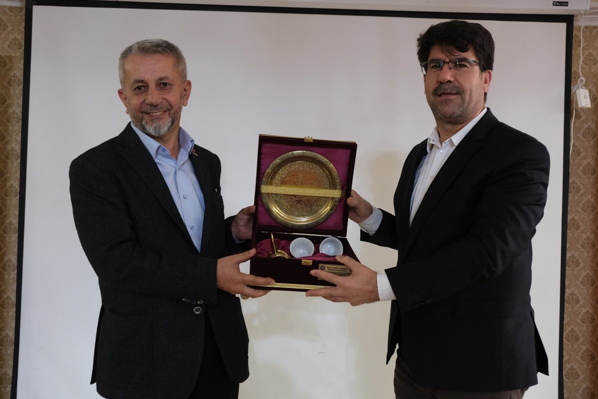 ibrahimcoskun63's tweet photo. Mardin’de düzenlediğimiz teşkilat eğitim programında Cihannüma Genel Başkanı Selim Cerrah ve Mardin Cihannüma Mardin İl Temsilcisi İmran Tekin ve yönetim kurulu üyesi Doç.Dr.Kamuran Gökdağ'ı ağırladık.

Hocamız, medeniyet bilincinin ruhumuzu nasıl beslediğini, teşkilat olmanın ise sadece birlikte çalışmak değil; aynı yürekle aynı istikamete yürümek olduğunu bize derinden hissettirdi.

Köklerimize yaslanmanın, değerlerimizi yaşatmanın ve bu davayı omuz omuza taşımanın ne kadar kıymetli olduğunu bir kez daha idrak ettik.
Sözleriyle içimizde hem bir sakinlik hem de güçlü bir heyecan bıraktı.

Bu anlamlı dokunuş için Selim Cerrah hocamıza gönülden teşekkür ediyor, aynı ruhla yolumuza daha kararlı adımlarla devam ediyoruz.
@_aliyalcin_ @ebs1sanliurfa
#EğitimBirSen #Şanlıurfa #Mardin #MedeniyetBilinci #TeşkilatBilinci