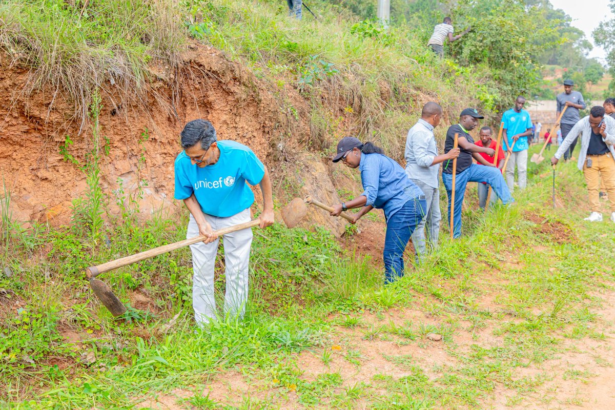KicukiroDistr's tweet image. Mu Karere ka Kicukiro, Umuganda wabereye mu Mirenge yose, hakaba hakozwe ibikorwa bitandukanye birimo isuku ndetse no gutera ibiti. Aha ni i @GikondoS, ku i Rebero aho turi kumwe n'Umuyobozi w'Umujyi wa Kigali wungirije ushinzwe ubukungu n'imibereho y'abaturage @Urujeni1 .