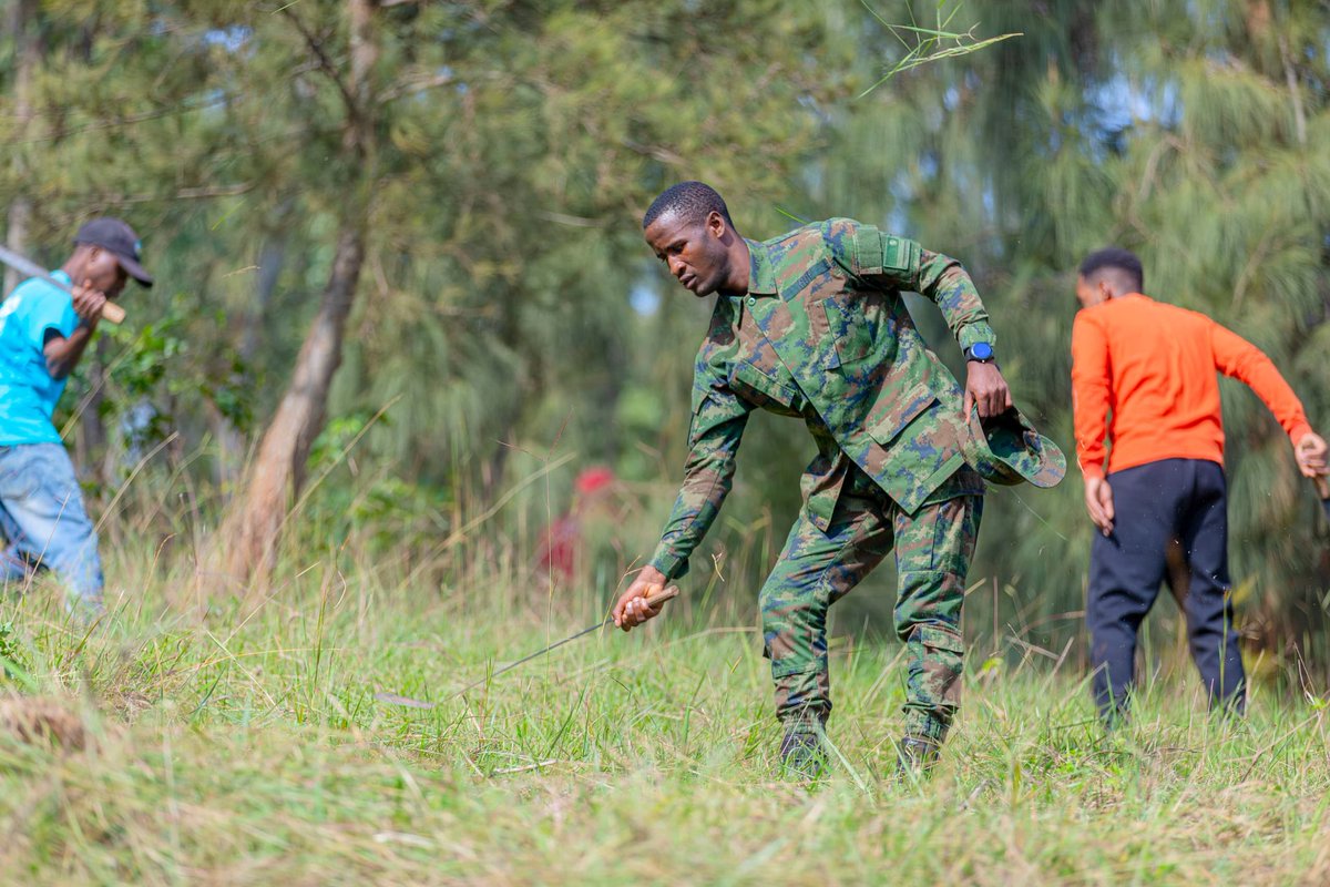 KicukiroDistr's tweet image. Mu Karere ka Kicukiro, Umuganda wabereye mu Mirenge yose, hakaba hakozwe ibikorwa bitandukanye birimo isuku ndetse no gutera ibiti. Aha ni i @GikondoS, ku i Rebero aho turi kumwe n'Umuyobozi w'Umujyi wa Kigali wungirije ushinzwe ubukungu n'imibereho y'abaturage @Urujeni1 .
