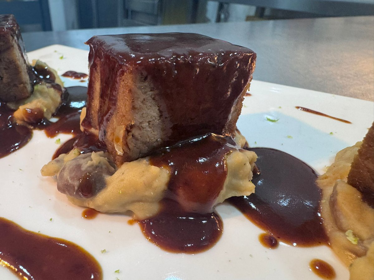 Lingote de cordero con hummus de senderuelas.

✨ Si quieres disfrutar de esta experiencia, date prisa y reserva tu mesa.

📍 C/ Recreo, 93 — Béjar
🖱️ restaurantelaplata.com/reservas