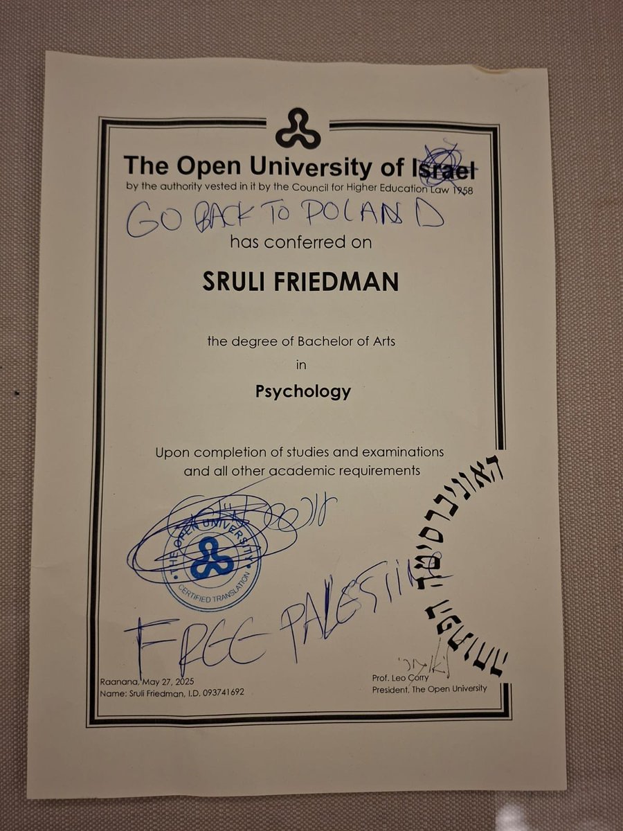 OsintYB's tweet image. 🇧🇪 Nouvel épisode glaçant du climat anti-juif qui ronge aujourd’hui l’Europe :

Un Juif d’Anvers a reçu par la poste son diplôme de l’Open University of Israel… entièrement vandalisé.

Sur le document officiel, quelqu’un a écrit :
« Go back to Poland » le classique du répertoire