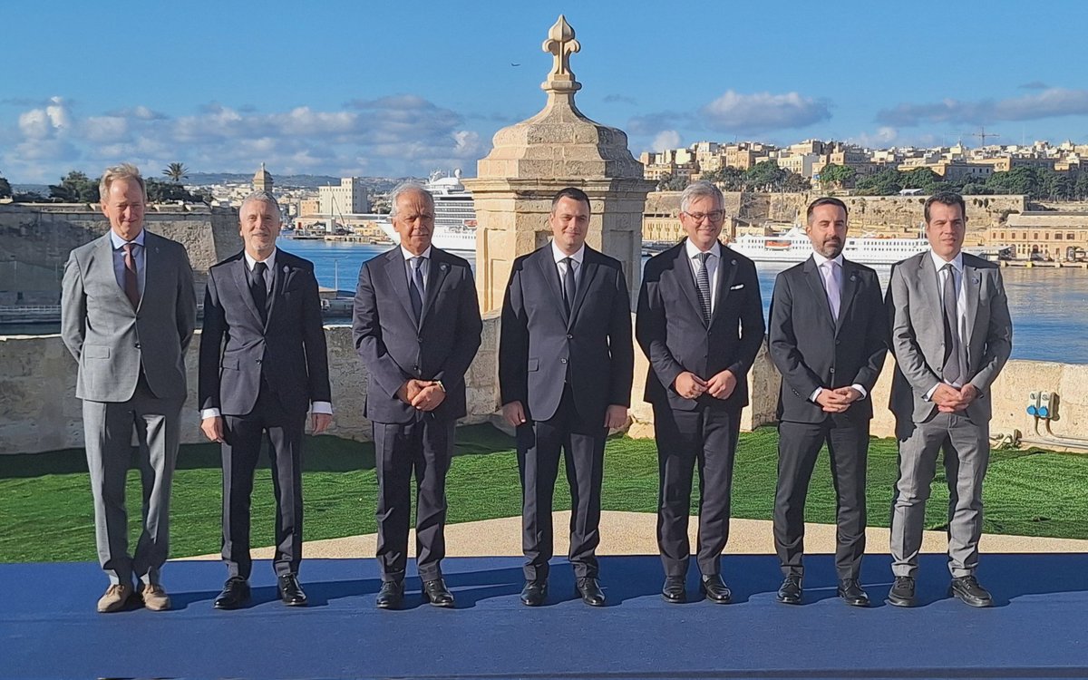 🇲🇹🇪🇸🇮🇹🇬🇷🇨🇾 Grande-Marlaska participa en la novena cumbre del #Med5, en la localidad maltesa de Vittoriosa, junto a los titulares de Interior de Italia, Grecia, Malta y Chipre.

📌 La reunión abordará, entre otros temas, la aplicación del pacto migratorio europeo.