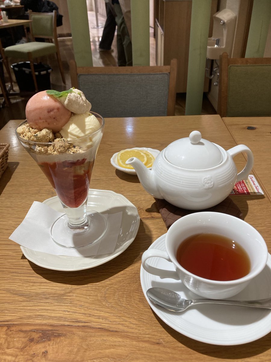 owasa's tweet photo. お好みのお茶付きの苺とアールグレイのパフェ！お茶はクリスマスアールグレイで、マンダリンオレンジピール、レモングラスをブレンドしたクリスマス限定　#アフタヌーンティーでクリスマス2025 #B賞 https://t.co/zkQOE6ESHL