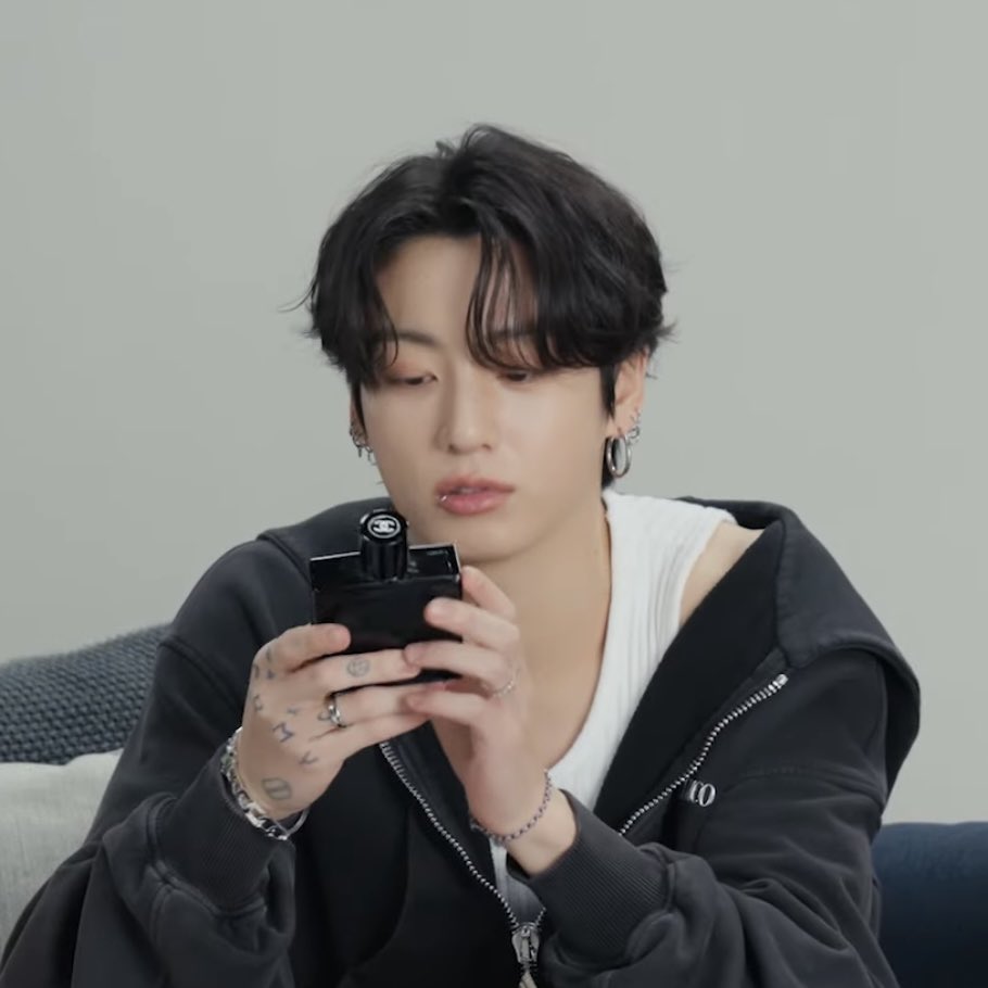 jeonIves's tweet image. damn.. he smells so good