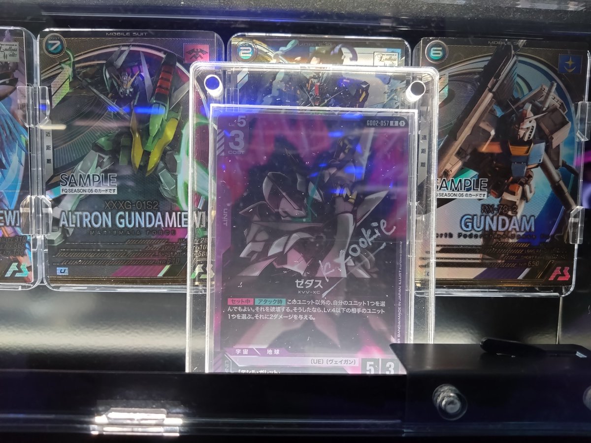 yumiduka_FGOAC's tweet image. 黒岩Cookieさん（@_KUTIKOMI_ ）からゼダスのサインカードを頂きましたのでシーサイドリゾート様に飾らせて頂きました！（本人から許可を頂いております）
右から2台目の筐体に入れさせて頂きましたので良かったら見に来てください！