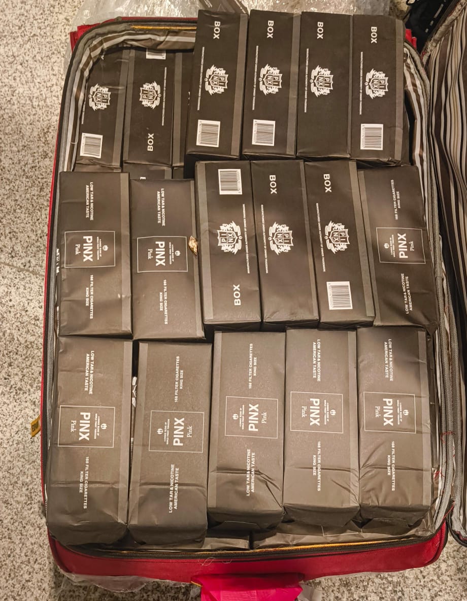 CISFHQrs's tweet image. CISF Foils Smuggled Cigarette Consignment at Hyderabad Airport.

On 28.11.2025, CISF vigilance team intercepted two Indian nationals at the arrival area of Hyderabad Airport after they were found loitering suspiciously with trolley bags and oversized cartons. Screening of their…
