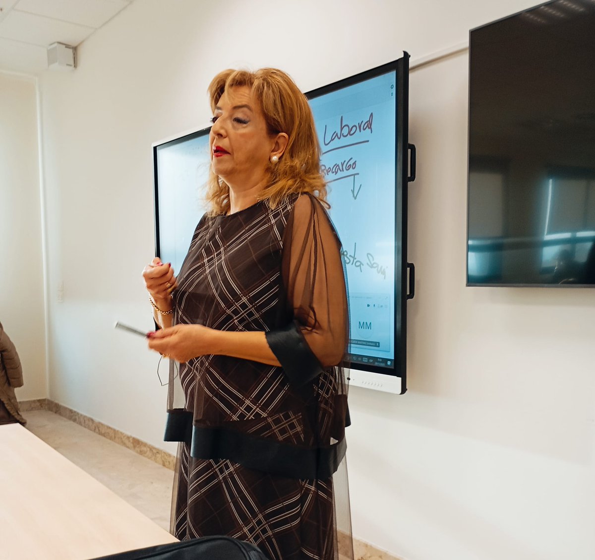 SEDISA_NET's tweet image. Arrancamos la mañana 🌞 de #MUGYPS con Carmen Estañ, hablando de las responsabilidades de un directivo sanitario cuando nos encontramos con conflictos y riesgos laborales