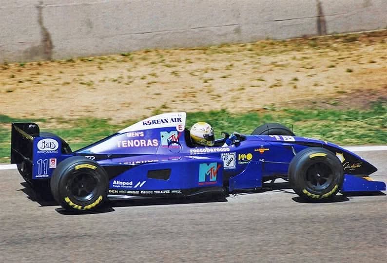 Um postal por dia 
🗓️1995
📍GP Espanha, Barcelona 🇪🇸

Domenico Schiattarella
Simtek S951 Ford V8

#postaisdos90
#spanishgp
#f1
@vamosfalardefum
<a href="/UnracedF1/">UnracedF1</a>