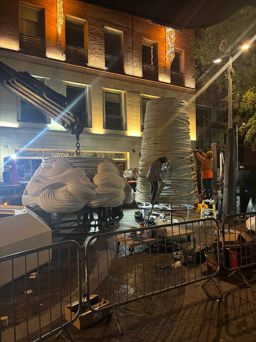 Late-night lift at Harrods London 🎄✨
Our Fassi F820.27 long-reach Hiab assisted with installing their new Christmas tree sculpture — tight access, precision lifting, perfect execution.

#Construction #ConstructionUK #Engineering #Logistics #PlantAndMachinery   #London #Harrods