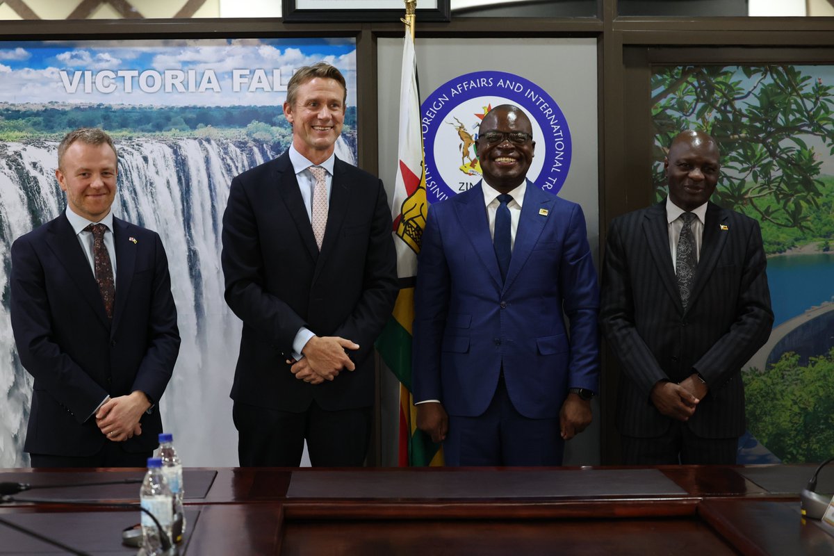 🇿🇼🤝🇬🇧
Yesterday, Prof. dr. Amon Murwira received a courtesy call from the British Ambassador to Zimbabwe, H.E. Pete Vowles.

The meeting highlighted a shared commitment to deepening cooperation between Zimbabwe and the United Kingdom, particularly in the areas of trade,
