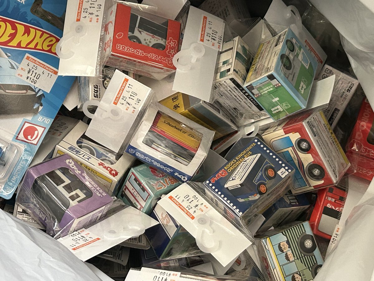 本日の購入品　リサ店にて
110円‼️カゴへ入れて悩んだ挙句… 
55個買ってしまいました！😆
特注バス多めのラインナップ✨
良い買い物でした😊😊　

#チョロQ    #ミニカー　
#プルバックカー