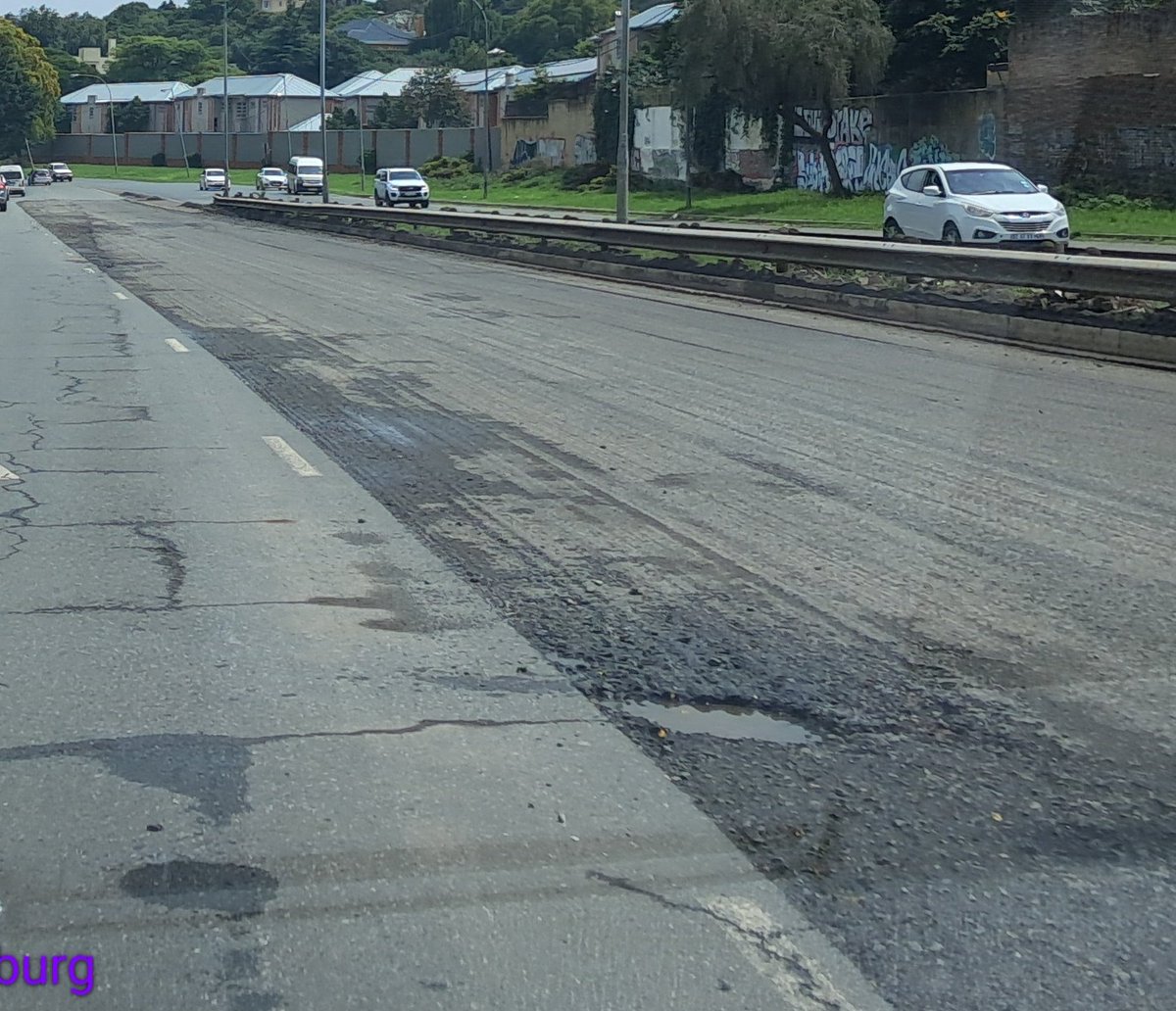GTP_Traffstats's tweet photo. ⚠️ ⚠️ Traffic Advisory ⚠️ ⚠️
Risks at area of partial road milling on Barry hertzog Ave (Northbound) merge from the empire road flyover/overpass. No warning signs (TW341)
Several potholes , No lane markings
@MyJRA Pls intervene #CrashRisks https://t.co/4OoYnGk9De