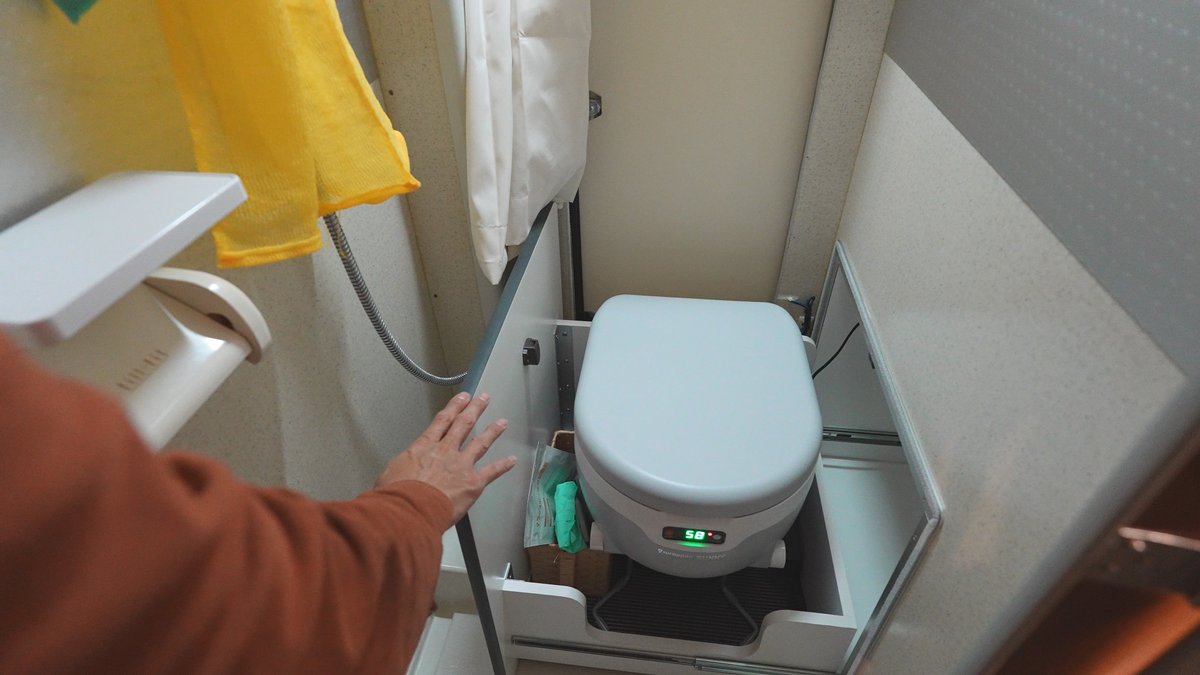 妻の「推し活」遠征に便乗して、中古キャンピングカーで大都会・東京のコインパーキングに5日間滞在しました🚌💨  DIYで快適化した車内での食事、魔改造したトイレ収納にシャワー、娘は気に入ってくれるのか。緊張の瞬間です。 本日18:00公開です！