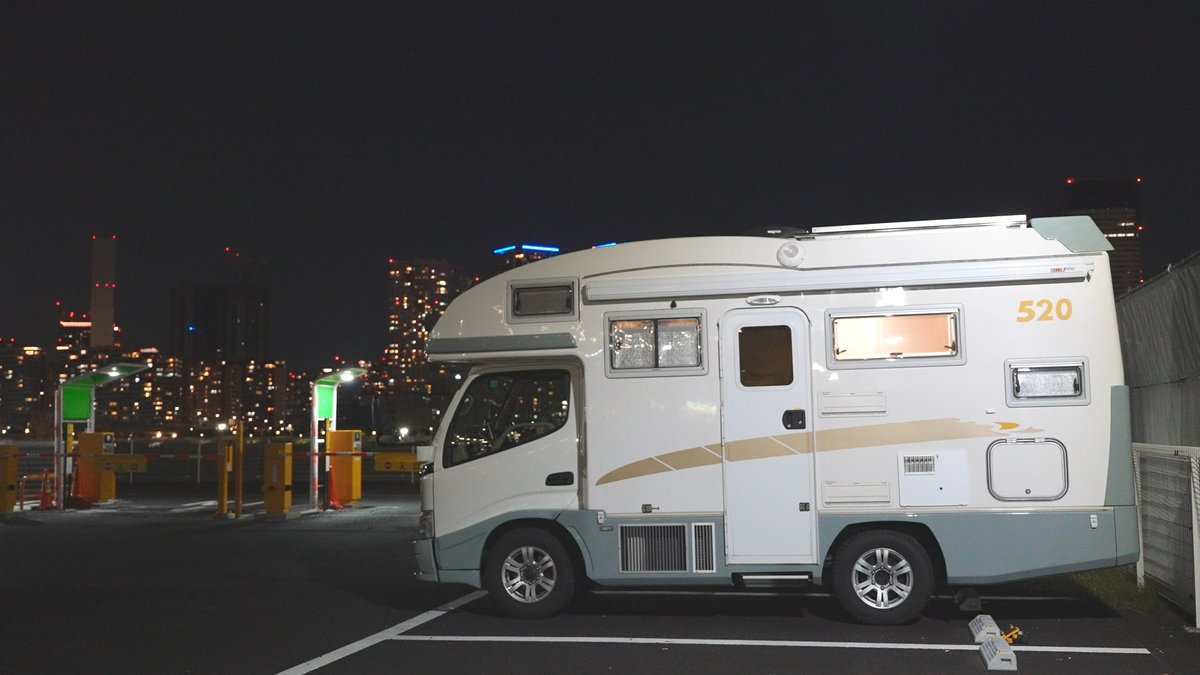 妻の「推し活」遠征に便乗して、中古キャンピングカーで大都会・東京のコインパーキングに5日間滞在しました🚌💨  DIYで快適化した車内での食事、魔改造したトイレ収納にシャワー、娘は気に入ってくれるのか。緊張の瞬間です。 本日18:00公開です！