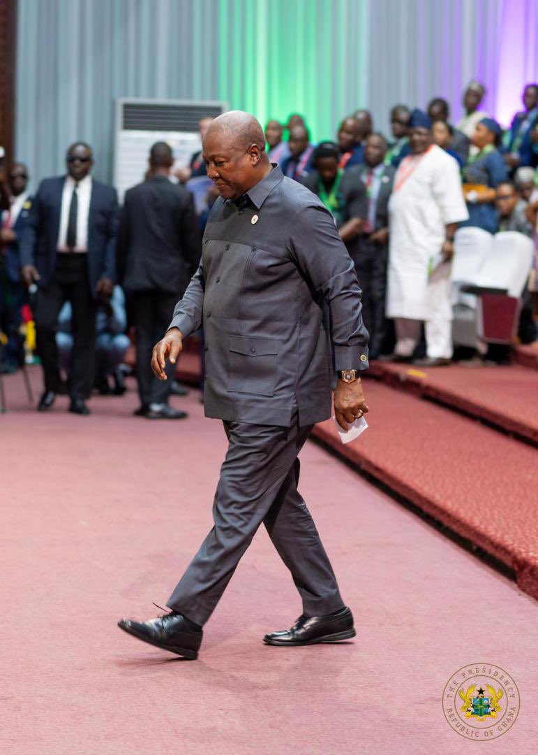 Bridget_Otoo's tweet image. Happy Birthday to His Excellency President @JDMahama 

My favourite and Your Favourite President.