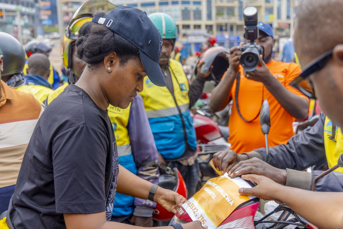 CityofKigali's tweet photo. Mu butumwa yatanze nyuma y’Umuganda w’uyu munsi, Umuyobozi w’Umujyi wa Kigali Dusengiyumva Samuel (@DusengiyumvaS) yasabye Abanyakigali kugira isuku aho batuye, aho bakorera no ku mubiri. 

Yagize ati: "Isuku ntikwiye kuba iy’uyu munsi w'umuganda gusa ahubwo ni ibe umuco ikorwe buri munsi kandi hose. Haba ku mubiri, mu ngo, ahakorerwa ubucuruzi, n'ahandi hose.”

Umuyobozi w’Umujyi wa Kigali yibukije abitabiriye umuganda ko Nyabugogo ari amarembo y’Umujyi, bityo ikwiye kugira isuku kurusha ahandi hose, anavuga ko ubugenzuzi bugiye kongerwa ku batubahiriza amabwiriza agenga isuku.

Yanasabye kandi gukomeza gutera ibiti kugira ngo #KigaliYacu ikomeze gutoha,anabakangurira kurwanya ihohotera rishingiye ku gitsina no gutanga amakuru aho ribaye kugira ngo umutekano n’imibereho myiza birusheho kubungwabungwa.

#IsukuHose