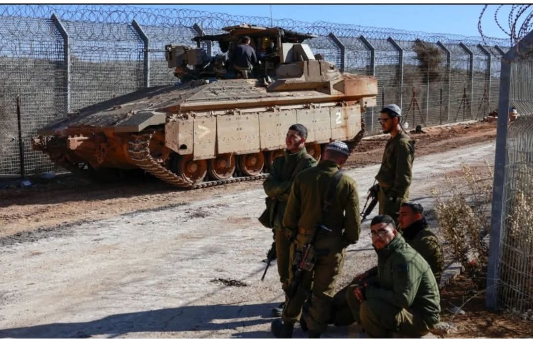 İsrail askerleri Suriye'nin güneyinde bir kasabaya girdi, bazı kişileri tutuklamak isteyen İsrail askerlerine p*su kuruldu. 3'ü ağır. 6 İsrail askeri yralandı. İsrail askerlerinin bindiği zırhlı araç ateşe verildi, İsrail askerleri kaçmak zorunda kaldı.