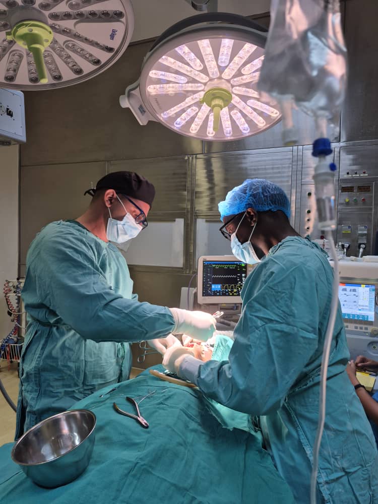El Dr. C. Reynier Ramírez Suárez , Cirujano Maxilofacial de la Brigada Médica Cubana en Gaborone, Botsuana, durante una intervención a un trauma facial. <a href="/Colaboracionqba/">Unidad Central de Cooperación Médica 🇨🇺</a> <a href="/SMCUCCM/">SMC UCCM</a> #CubaCoopera #CubaPorLaVida