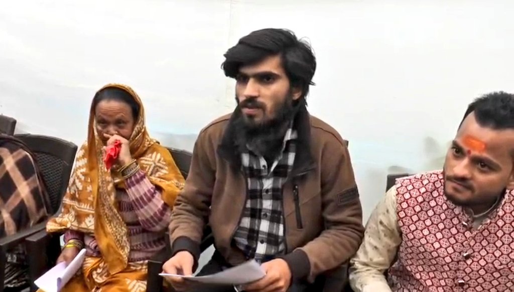 KashifKakvi's tweet image. #MP #Conversion

शुभम गोस्वामी एक कॉल सेंटर में काम करता था ! 

उसे एक मुस्लिम लड़की से प्यार हो गया, दोनों ने 2023 में शादी कर ली। दोनों के परिजनों ने शादी का विरोध किया लेकिन दोनों नहीं माने।

ब्राह्मण परिवार के से आने वाले शुभम ने शादी के लिए कथित मुस्लिम धर्म अपनाया और अपना…