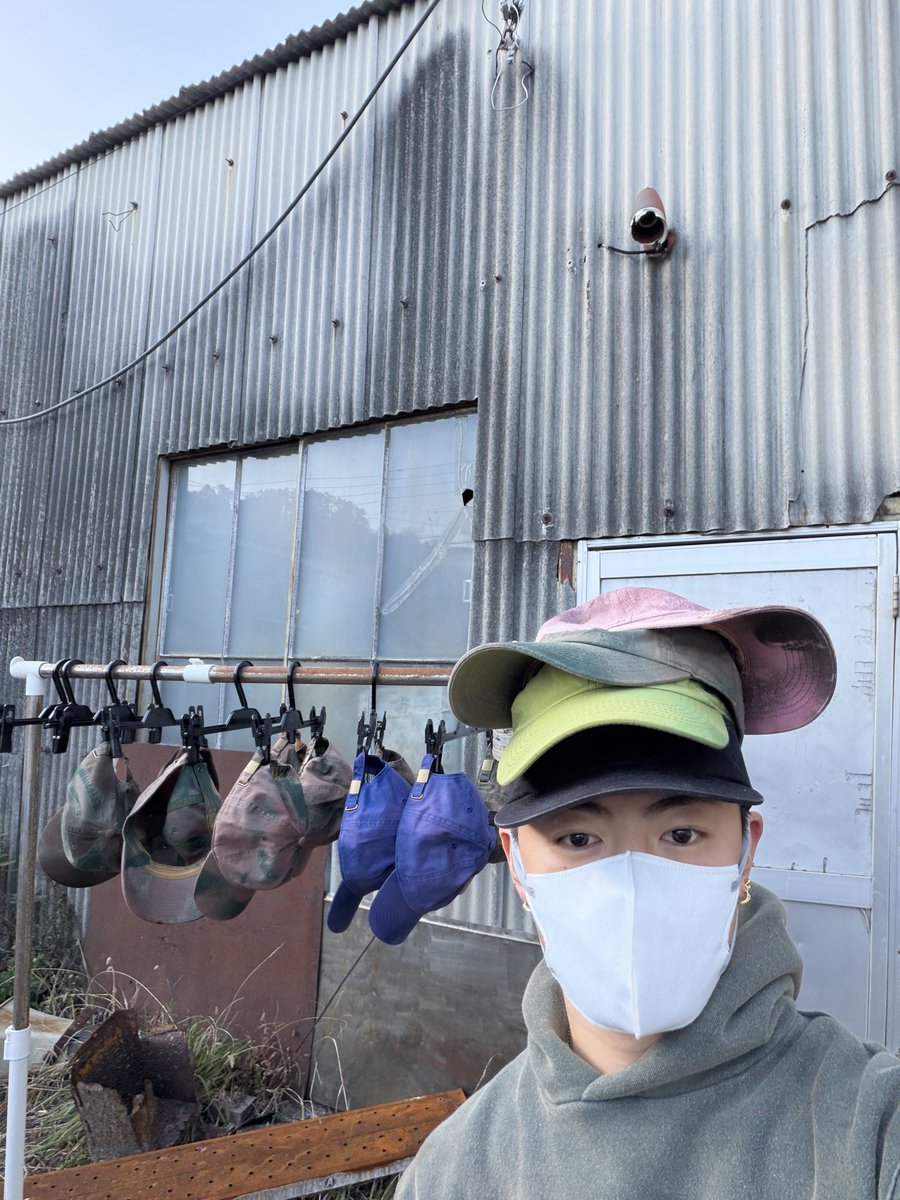 頭の上にキャップ積み重ねてるのかわいすぎ