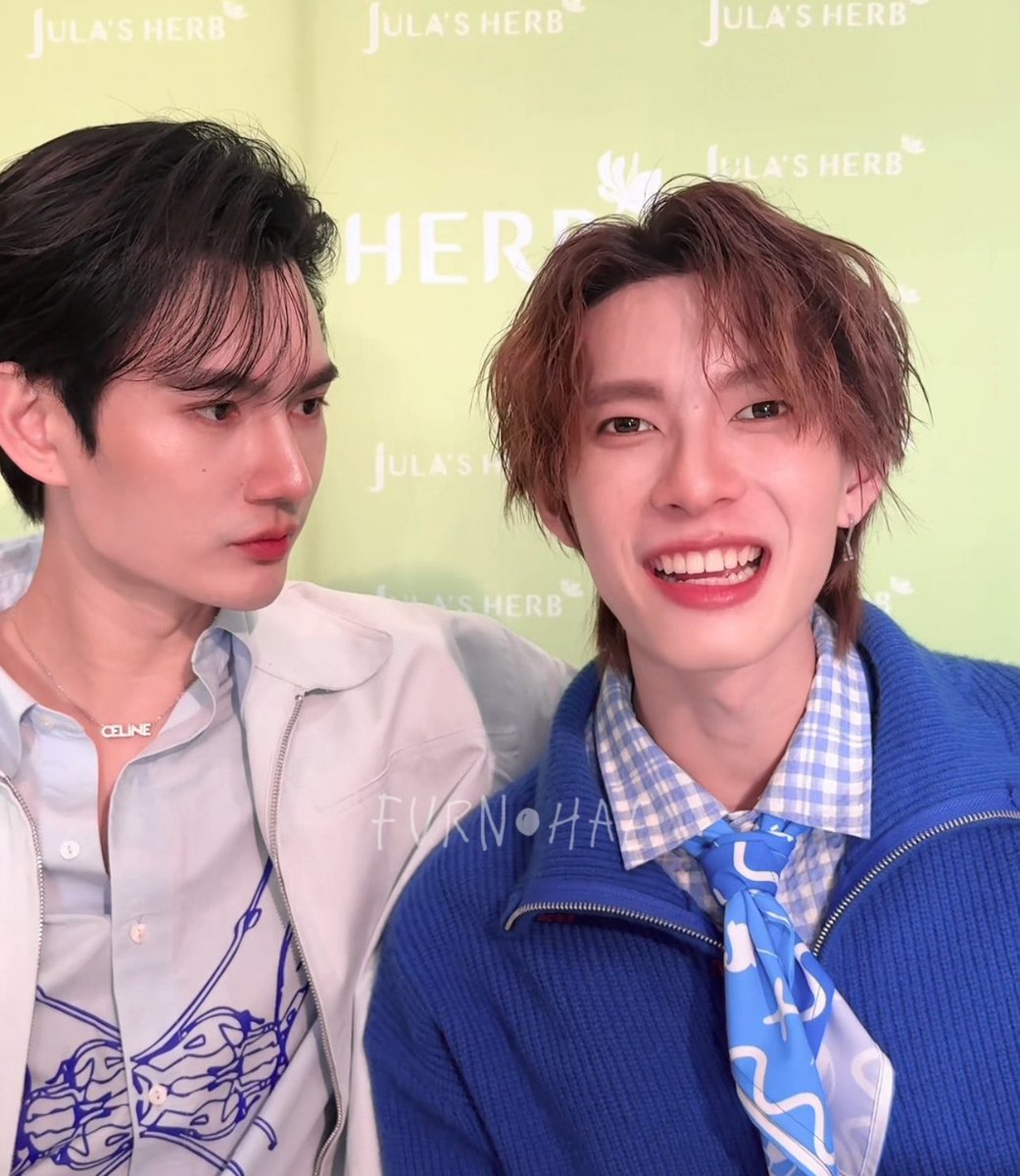 karaiverse's tweet image. Pavel, the camera is in front of you 🤭

He definitely can’t look away from his Pupu. Pupu is the most beautiful and cute puppy, he can’t help it 🙂‍↔️

POOHPAVEL X JULAHERB TRIP
#JulasHerbXPoohPavel1Day
#ppoohkt #pavelphoom