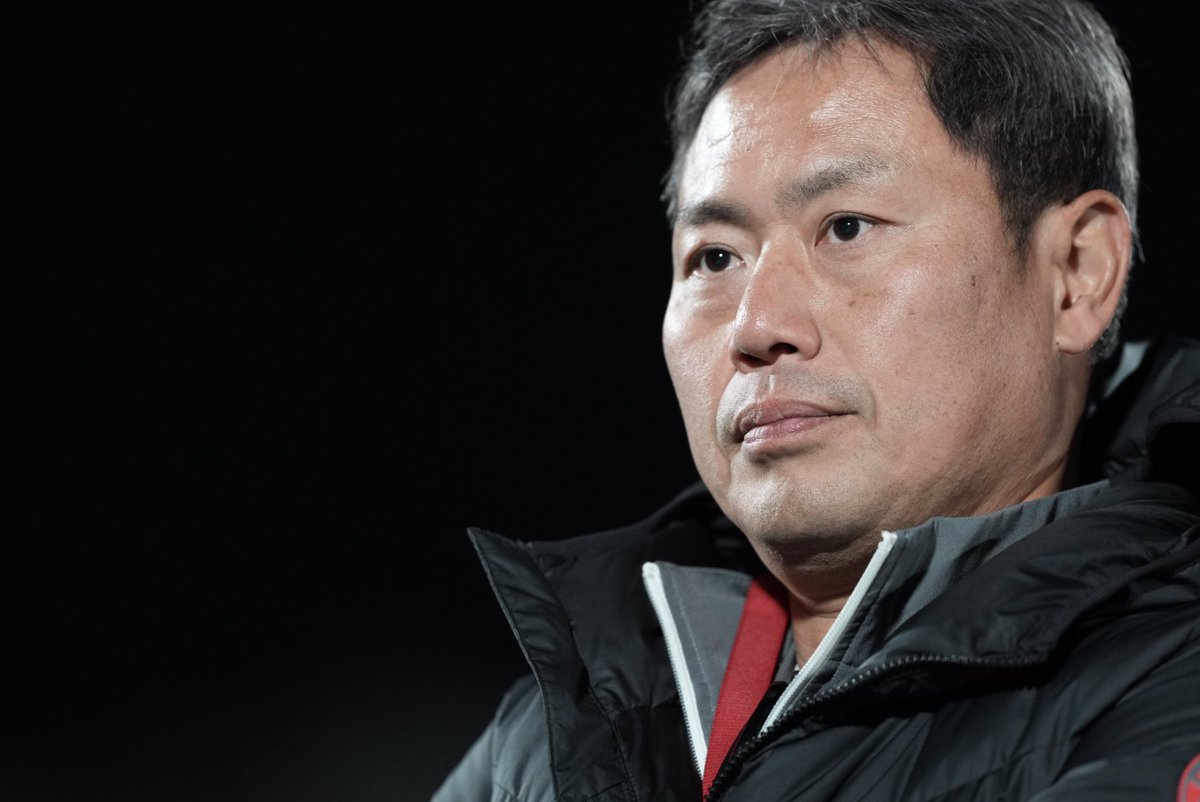 naokiktgw's tweet photo. 【早稲田大学 荒木ヘッドコーチ 試合後ハドル】

4年生は、本当に強弱のある、大変な一年だったと思う。
それこそ春の段階では、「本当に勝ちたいのか」「本当にこのチームで日本一になりたいのか」「なれるのか」――そこからスタートしたチームだった。

幹部としての覚悟があるのか、というところから始まった。
そこから、このチームが作られてきた。
叩かれても、否定されても、それでも逃げずに向き合った。
今まで自分たちが積み上げてきたフットボールを否定されるような場面もあったと思う。
それでも、最後までやり切ってここまで来た。
本当に、大変な一年だったと思う。

でも、君たちが一歩進んだから、早稲田は前に進んだ。
それが今日の結果だ。
春と比べても、去年の秋と比べても、明らかに進んだ。
それは今年の4年生の大きな成果だ。
君たちは、チームに大きなレガシーを残した。
本当にありがとう。

俺も、君たちの戦いを見ることができて幸せだった。
立命館との間にある差は、とてつもなく大きい。
春、相手の2軍にすら勝てなかった。
でも今は、相手の2軍なら勝てるかもしれない、そう思えるところまで来た。

来シーズンはもうすぐ始まる。
人生は長い。アメフトだけが人生じゃない。
自分を磨く道は他にもいくらでもある。
もっと充実した学生生活を送る方法もある。
でも、このチームにはまだ覚悟が足りない。

アメリカンフットボールの世界は狭いが、すごく面白い。
この世界に、人生をかける覚悟があるのか。
1日をかける覚悟があるのか。
その覚悟が、相手と比べたときにまだまだ足りない。

本気で、覚悟を持って1日を過ごせるやつだけが、来年も続ける価値がある。
覚悟がないなら、別の道を選んだほうがいい。
この学生時代は、人生にとってすごく大事だ。
胸に刻んでほしい。

なんとなく続けるのではなく、本当に覚悟がある人だけ、チームに来てほしい。
そうじゃなければ勝てない。
スタンダードが低いやつが一人でもいれば勝てない。
チームのスタンダードは、一番低い人の水準になるからだ。
それは選手も、スタッフも、マネージャーも同じ。
覚悟のある人だけ集まってほしい。
それが、今年の4年生の背中から受け継ぐものだ。

悔しいと思うし、悔しがっていい。
でも、早く前を向け。
1日でも1秒でも早く立ち上がって、戦い続けろ。

以上。お疲れ様。

#アメフト