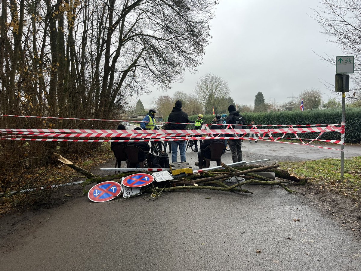 Um mal ein Eindruck der zahlreichen  Blockaden rund um Gießen zu bekommen. Es sind nicht nur große Demonstrationszüge, sondern auch kleine Straßenblockaden an Feldwegen, wie diesem. Polizei weit und breit nicht zu sehen. #Gi2911 #2911Gi