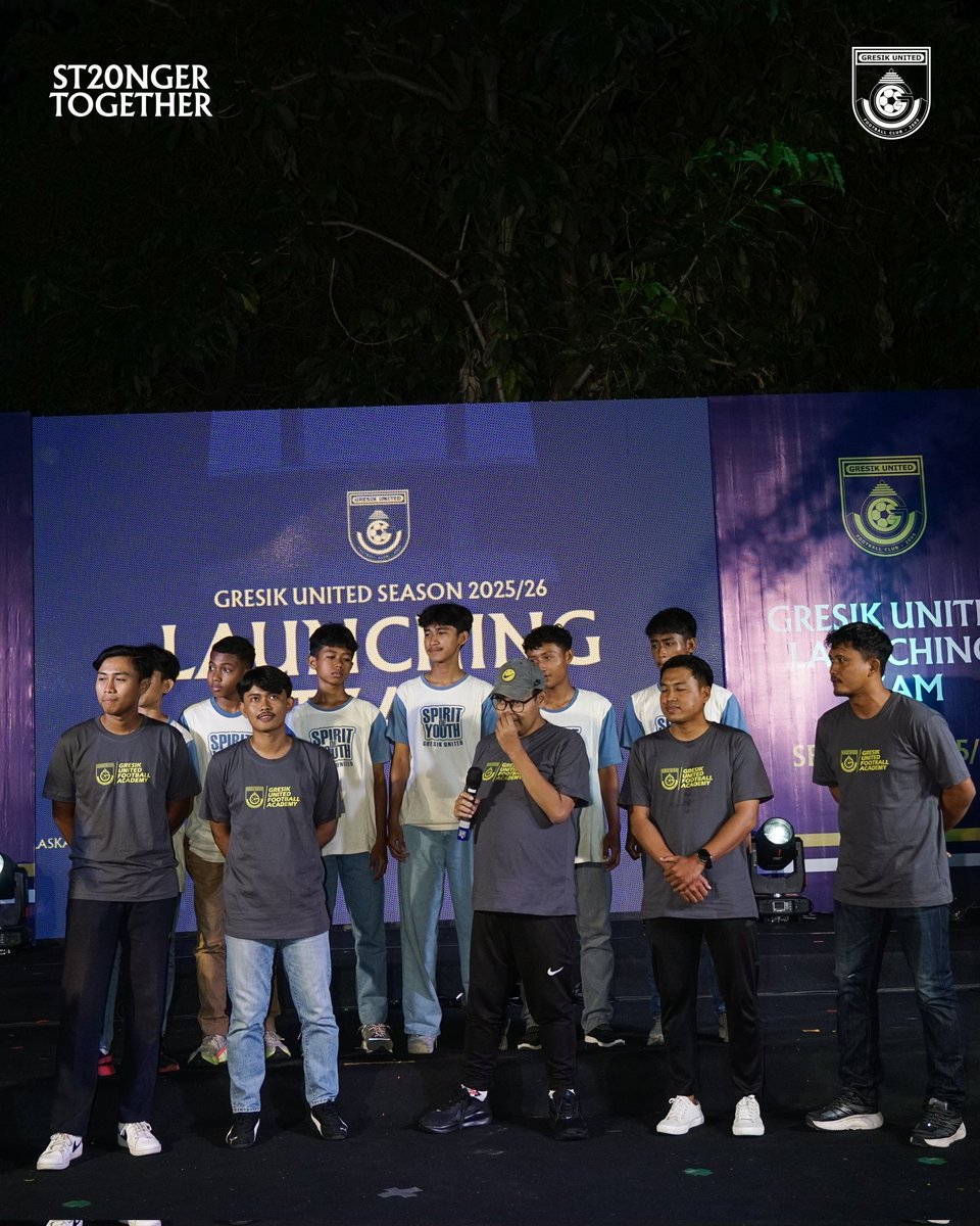 gresikutdFC's tweet image. Launching Team Gresik United musim 2025/26 resmi digelar Jumat malam. Mulai dari peresmian Skuad &amp;amp; Jersey baru, pengumuman sponsorship, santunan anak yatim perkenalan Gresik United Football Academy, serta Hall of Jersey yang menampilkan deretan Jersey original kesebelasan Gresik.