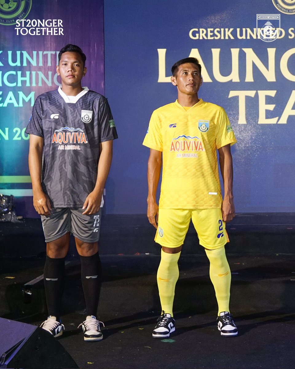 gresikutdFC's tweet image. Launching Team Gresik United musim 2025/26 resmi digelar Jumat malam. Mulai dari peresmian Skuad &amp;amp; Jersey baru, pengumuman sponsorship, santunan anak yatim perkenalan Gresik United Football Academy, serta Hall of Jersey yang menampilkan deretan Jersey original kesebelasan Gresik.