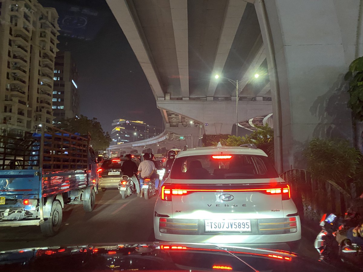 గచ్చిబౌలి వైపు బొటానికల్ గార్డెన్స్ రోడ్డు. పగలు లేదు రాత్రి లేదు రోజూ ఇదే సమస్య. రేవంత్ సారూ దయచేసి సహాయం చేయండి. ట్రాఫిక్ నిర్వహణ మరియు లేన్ మార్కింగ్‌లు లేవు. ఈ సమస్యను తొలగించాలని సంబంధిత అధికారులందరినీ అభ్యర్థిస్తున్నాము.<a href="/revanth_anumula/">Revanth Reddy</a>, <a href="/GandhiArekapudi/">Gandhi Arekapudi</a> 🙏🏾