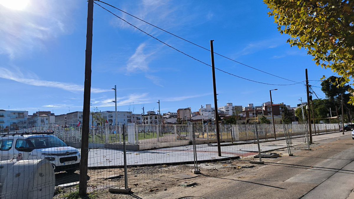 danielmusic77's tweet photo. No entiendo cómo esto sigue así en pleno siglo XXI, junto al excelente y moderno parque de La Ciudad de la Infancia de @aytomerida  ¡Es un sistema de la conquista del oeste!  y alguna solución tiene que haber. #Mérida #urbanismo #obrasyproyectos https://t.co/UYqB2b99fi