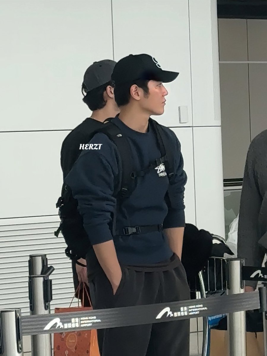 Anabashi's tweet image. ออกจากกรมมาแล้วจะแต่งตัวแนวอื่นได้ยังลูก ขนาดพักร้อนไปเที่ยวก็ยังจะแต่งตัวทรงทหารอยู่อย่างงงงง 555555 นี่ถ้าไม่เห็นว่าเป็นเสื้อสตูสซี่เรานึกว่าเสื้อนาวีคร่ะ