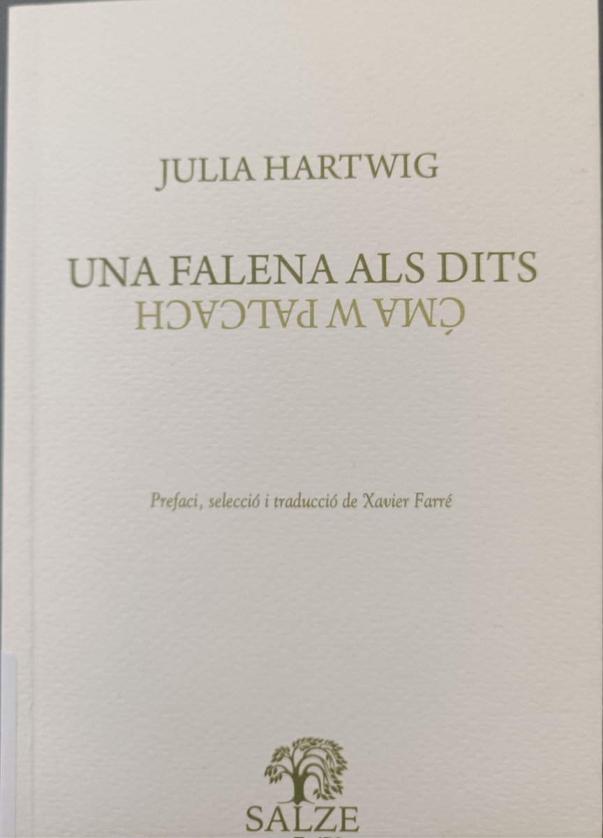 Fa tot just un mes <a href="/SalzeEditorial/">Salze Editorial</a> va publicar un dels llibres més importants d'enguany: "Una falena als dits", de Julia Hartwig. La traducció, el prefaci i la selecció són de <a href="/XavierFarre/">Xavier Farre</a>, ras i curt: un dels millors traductors que tenim.