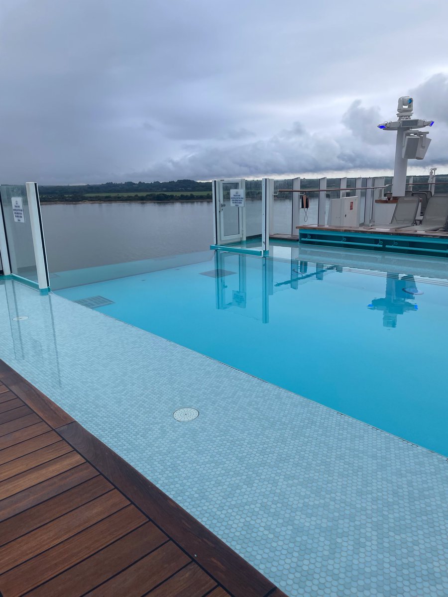 gerryelma's tweet image. #AlphabetChallenge

#WeekVforVowel

With this weather I am not surprised that the #Infinity pool is #empty.