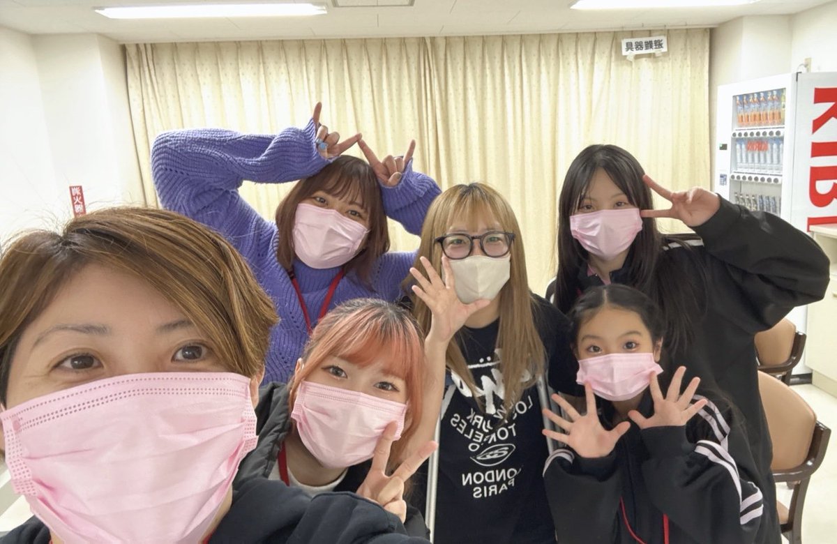 今日、タニーさんとトトさんときらりとませともえがお見舞いに来てくれました！

誰がどの差し入れを選んだか当てゲームをやって見事全部当てました︎︎👍🏻︎︎

近況報告なども聞けました！
久しぶりに沢山笑えて楽しかったです😊

来てくれてありがとうございました♡
 #iceribbon  #prhot