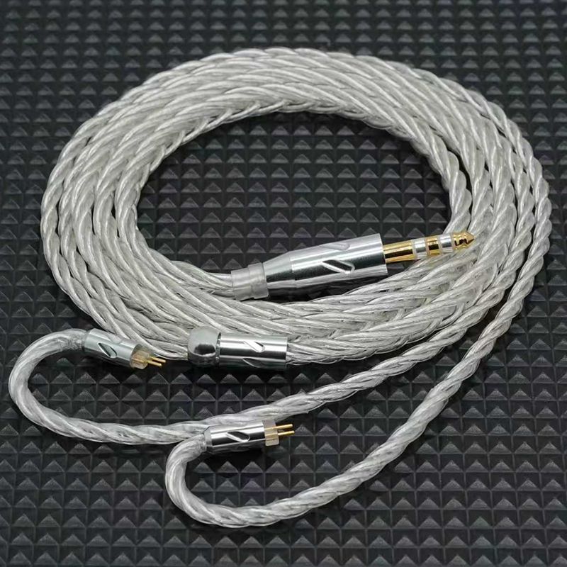 『雪龍：銀と音の神話』
はるか北の氷原には、氷の霜のような鱗を透き通って透き通った神聖な竜、雪竜がいた。炎や雷を吐くことなく、宇宙の初期の音を歌うことができます。この音は、天地の寒気の純粋な銀色の音が凝縮されたものに由来しています