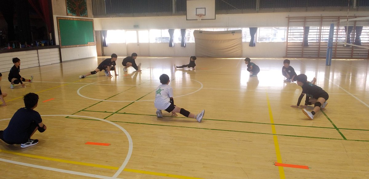 rubicks_iruma's tweet image. 本日は午後から練習🏐
久々に全員揃い10名でした👍️
いいですね〜😂
そして外のイチョウの木が綺麗です🌲
ヘッドコーチは連日の役員の仕事で胃腸が弱ってます😱
さて明日は強豪2チームとの練習試合です！
気合いいれていきましょ〜👊