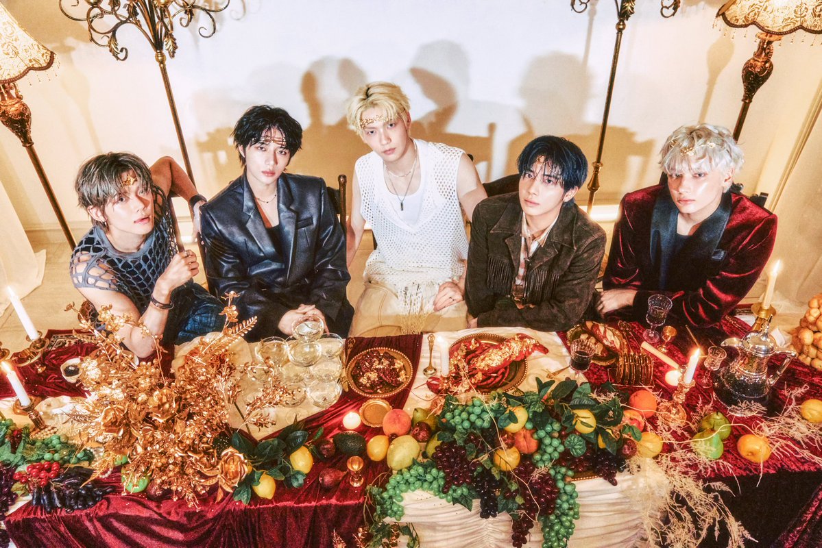 TXTChartData's tweet image. .@TXT_members will perform &quot;Upside Down Kiss&apos; and &apos;Beautiful Strangers&apos; at 2025 MAMA AWARDS with the theme &apos;The Last Stranger&apos; at 9:30 PM KST today 

THE TXT EFFECT AT MAMA
#TXTRewritesMAMA
#TOMORROW_X_TOGETHER